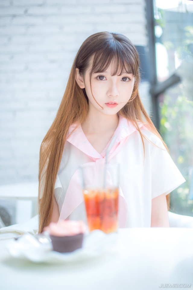 严颜闻言不禁大笑起来：“尔等太过胆小，那魏延便是有多余兵马，这一带山陵遍布，如何施展，我只带八千人前去迎战，城中还有万人人马，我走后，尔等好生看管城池，待我凯旋归来。”